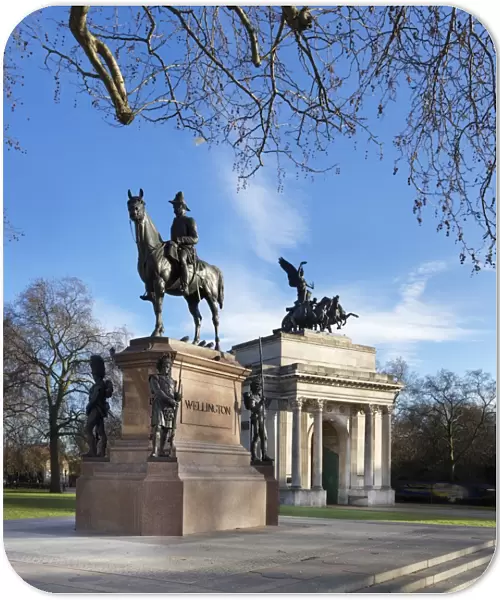 Duke of Wellington statue and the Wellington Arch N150037
