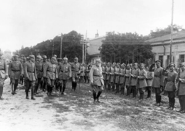 General Gunther von Kirchbach reviewing troops, Kiev