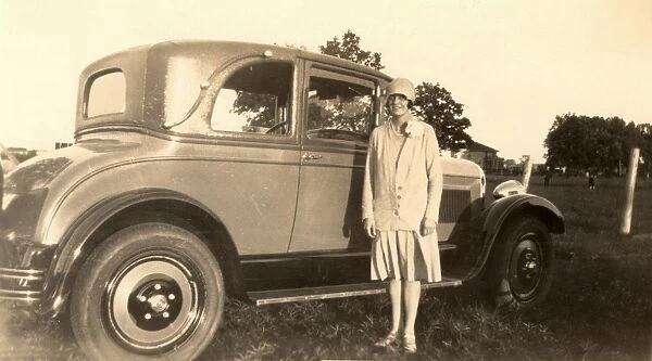 Vintage car and 1920s lady