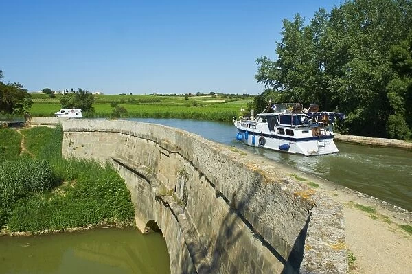 Navigation on the Canal du Midi, between Carcassone and Beziers, the Repudre Aqueduct, the first aqueduct built on the Canal du Midi, Paraza, Aude, Languedoc Roussillon, France, Europe