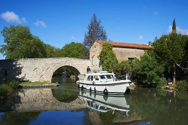 Navigation on the Canal du Midi, UNESCO World Heritage Site, between Carcassonne and Beziers, Pigasse, Aude, Languedoc Roussillon, France, Europe