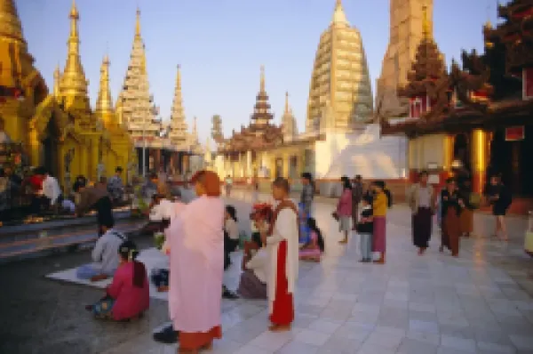 Buy Buddhist worshippers at the Shwedagon Paya (Shwe Dagon pagoda)