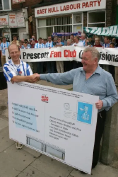 Tim Carder delivers giant postcard to East Hull labour party