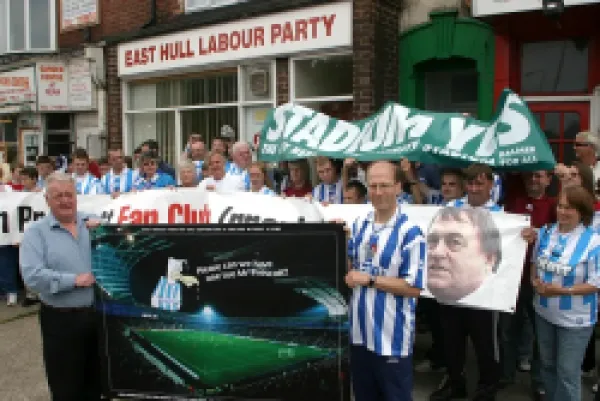 Tim Carder delivers giant postcard to East Hull labour party
