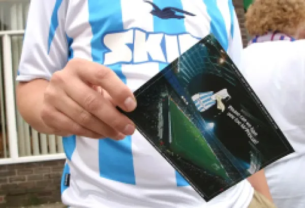 Albion fan delivers giant postcard to East Hull labour party