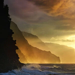 USA, Hawaii, Kauai, Na Pali Coast, sunset on Na Pali Coast