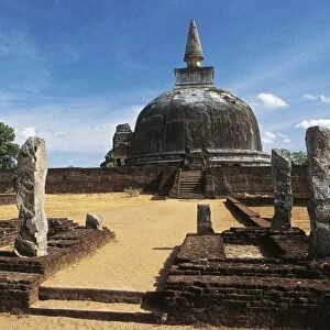 Sri Lanka, Polonnaruwa, Rankot Vihara or Golden Pinnacle Dagoba