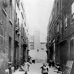 London Slums, 1899 (b / w photo)