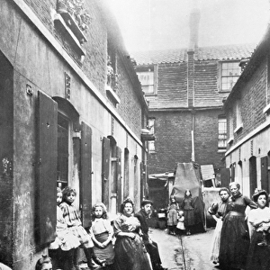 Slum in Victorian London (b / w photo)