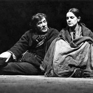Albert Finney as an itinerant Labourer, with Frances Tomelty