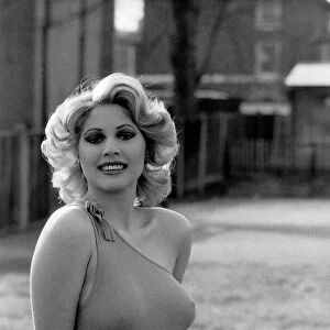 Glamour: Penina Golan. February 1975 75-01030-008