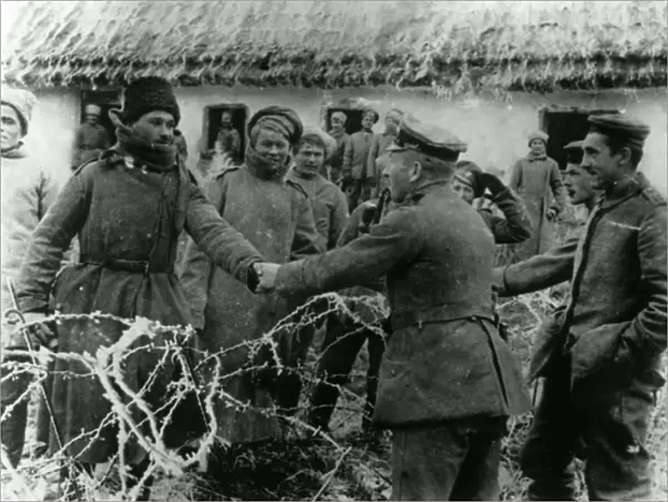 WW1 - German and Russian troops meet over the barbed wire