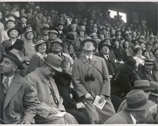 CROWD AT A HORSE RACE