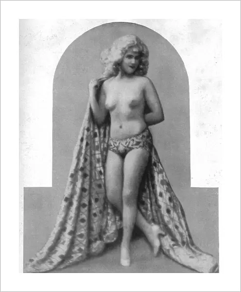 A showgirl in James Kleins Zieh Dich Aus (Undress Yourself), Komische Oper