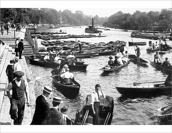 Richmond-Upon-Thames punts and barges early 1900s