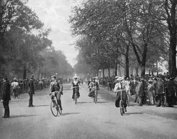Cycling  /  Hyde Park 1900