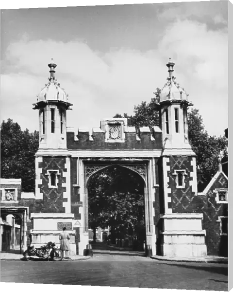 LINCOLNs INN GATE  /  1939