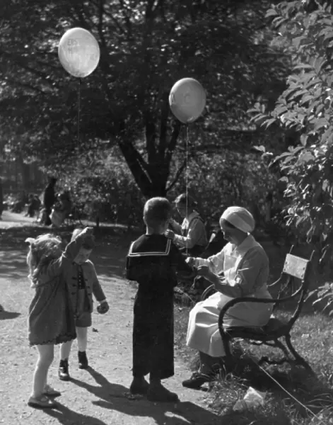Nanny in Park  /  Balloons