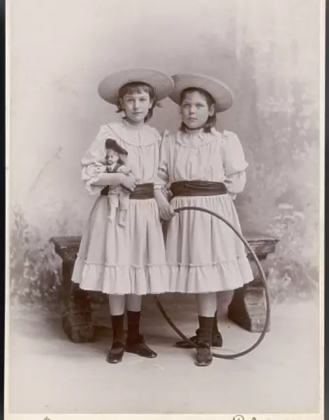 Girls & Hoop  /  Photo 1890S
