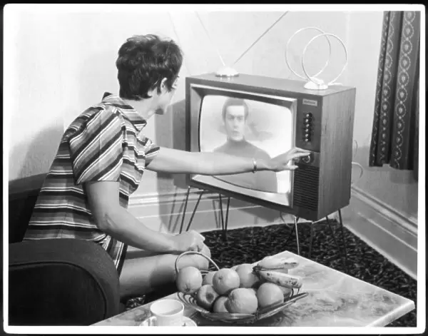 Adjusting Tv, 1960S