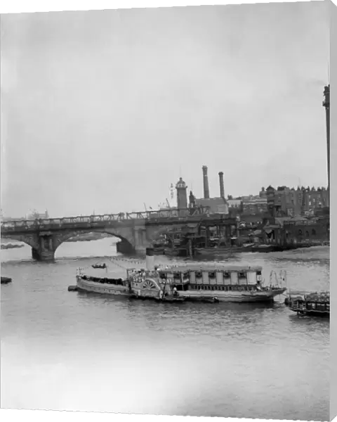 SHOW BOAT ON THAMES