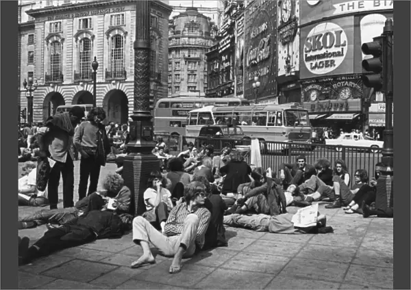 Hippies  /  Piccadilly 1969