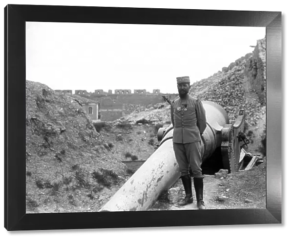 General Gouraud with wrecked gun, Sedd el Bahr, Turkey
