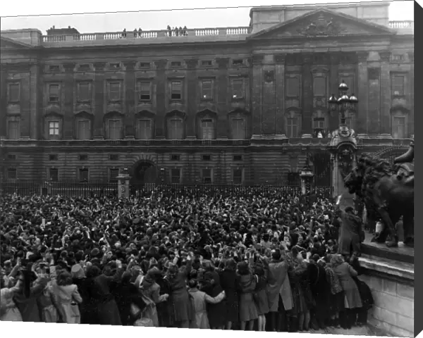 Crowds outside Buckingham Palace - royal wedding 1947