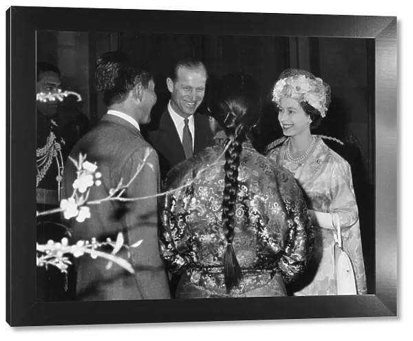 Queen Elizabeth II meets Sherpa Tensing