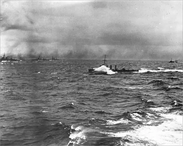 British torpedo boat destroyer at sea, WW1