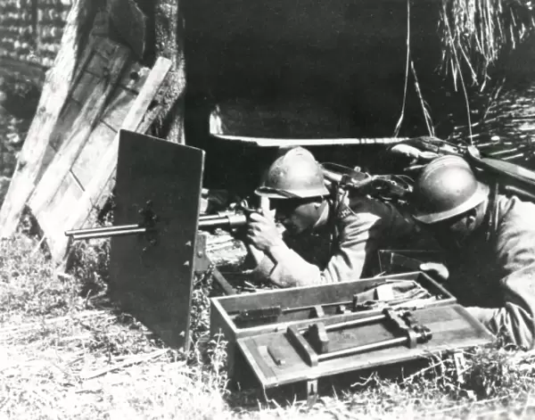 Italian soldiers with new machine gun, WW1