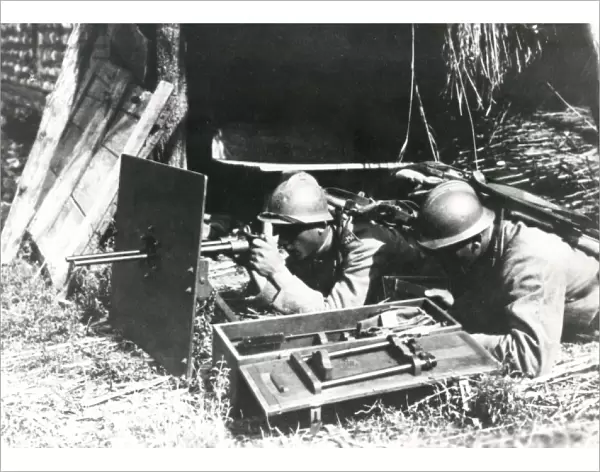 Italian soldiers with new machine gun, WW1