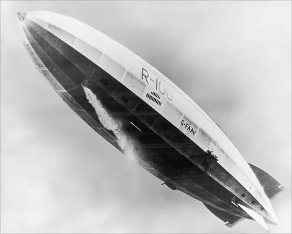 British R100 airship in flight