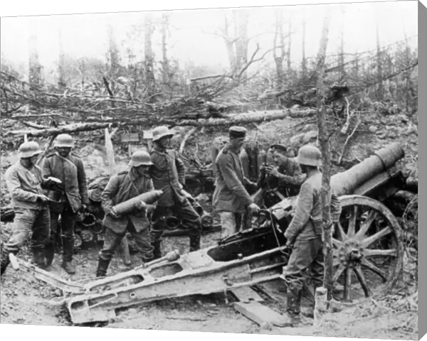 German gunners with 15cm howitzer, France, WW1