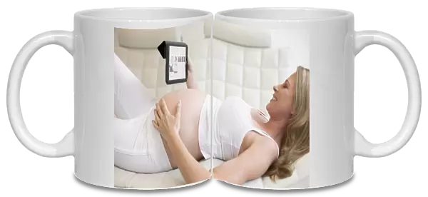 Pregnant woman using tablet computer F008  /  3150