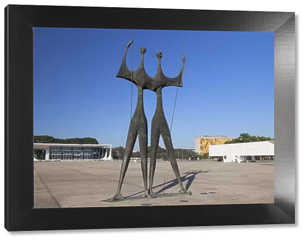 Supreme Federal Court, Dois Candangos (Two Labourers) sculpture, Three Powers Square, UNESCO World Heritage Site, Brasilia, Federal District, Brazil, South America