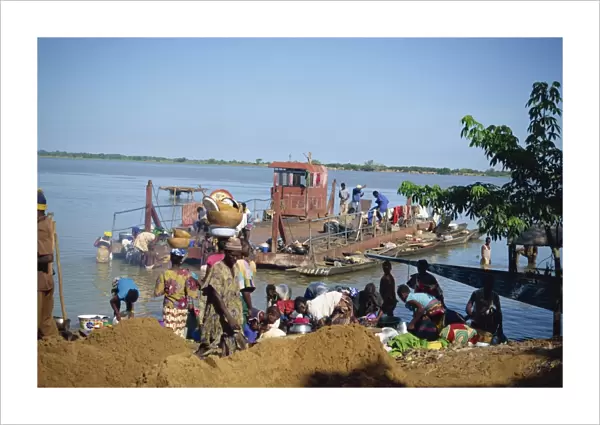 People along river bank, River Niger, Segou, Mali, Africa