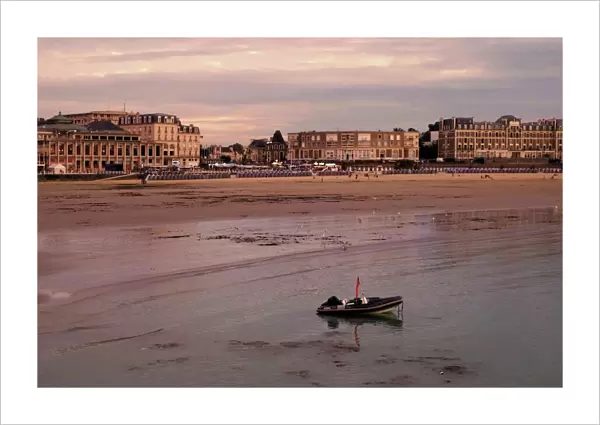 Beach and seafront, Dinard, Cote d Emeraude (Emerald Coast), Cotes d Armor