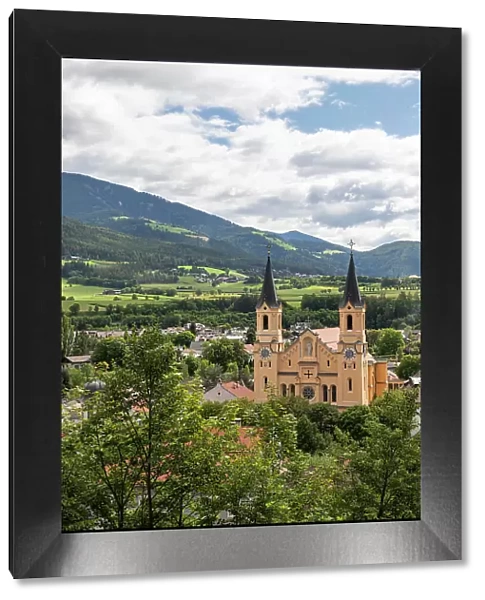 View to the Church of the Assumption of Mary, Bruneck, Sudtirol (South Tyrol) (Province of Bolzano), Italy, Europe