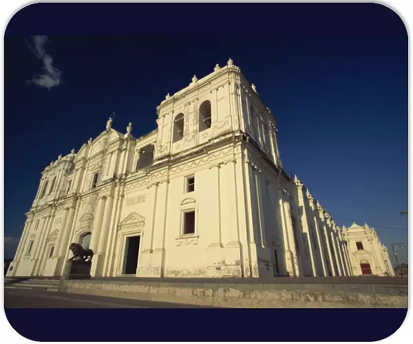 Cathedral which took a hundred years to build from 1746, Parque Jerez, Leon