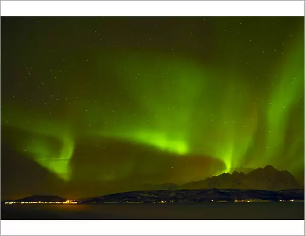 Aurora borealis (Northern Lights) seen over the Lyngen Alps and Ullsfjord, Troms, North Norway, Scandinavia, Europe