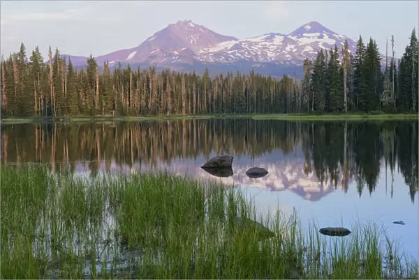 USA, Pacific Northwest, Oregon Cascades, Scott lake with three sisters mountains