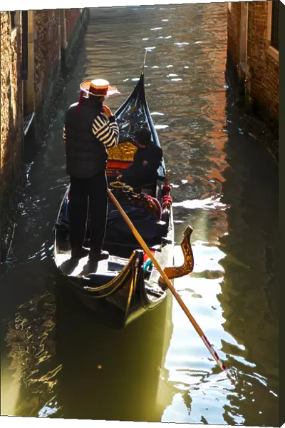 Gondola on the Rio dei Meracoli, Venice, Veneto, Italia, Europe