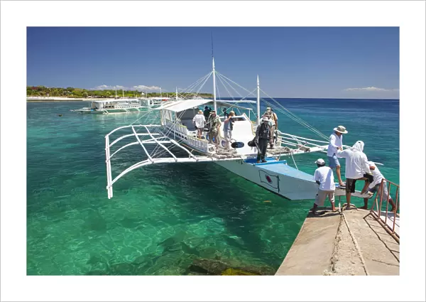 Asia, South East Asia, Philippines, Visayas, Cebu, tourists disembarking from an outrigger