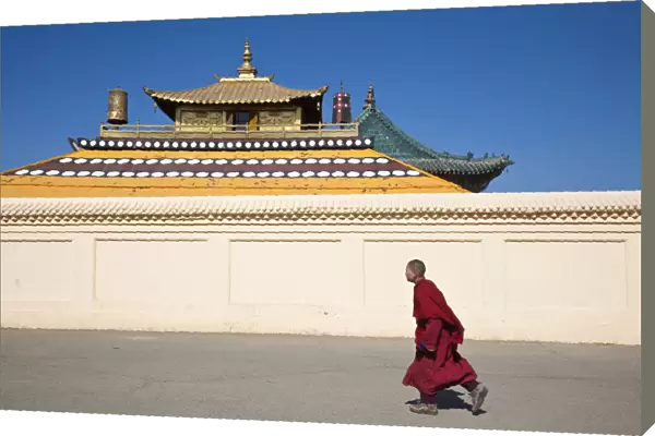 MONGOLIA, Ulaanbaatar, Monk at Gandan (Gandantegchenling) Monastery