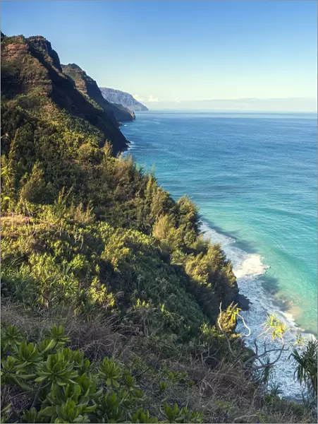 USA, Hawaii, Kauai, view of cliffs in the Na Pali Coast State Park from the Kalalau Trail