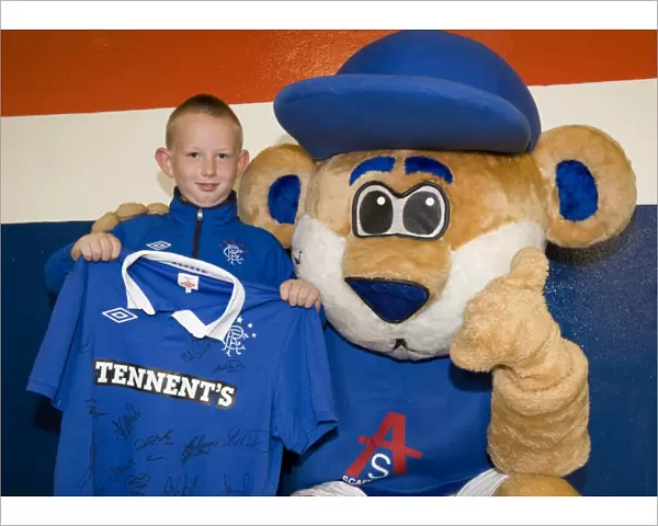 A Rangers Family Reunion: 4-0 Victory & Fun-Filled Day at Ibrox Stadium
