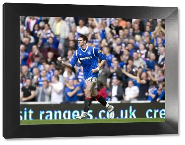 Rangers 4-2 Celtic: Kyle Lafferty's Thrilling Goal Celebration (Clydesdale Bank Scottish Premier League, Ibrox Stadium)