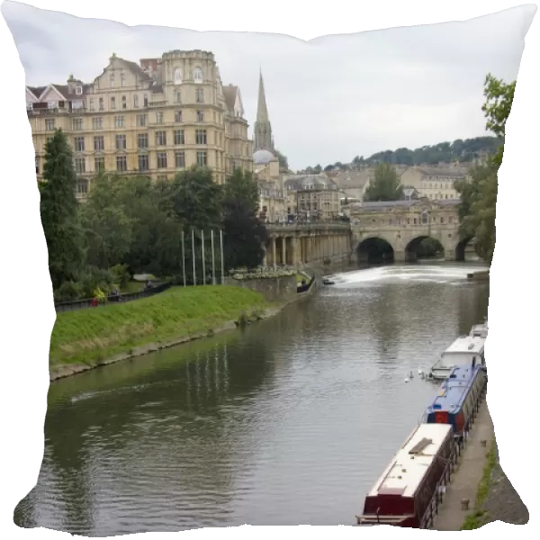 The Pulteney Bridge crossing the River Avon in the city of Bath, Somerset, England