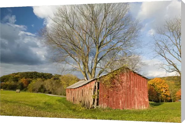 USA, Missouri, Matson: Missouri River Valley, farm and barn